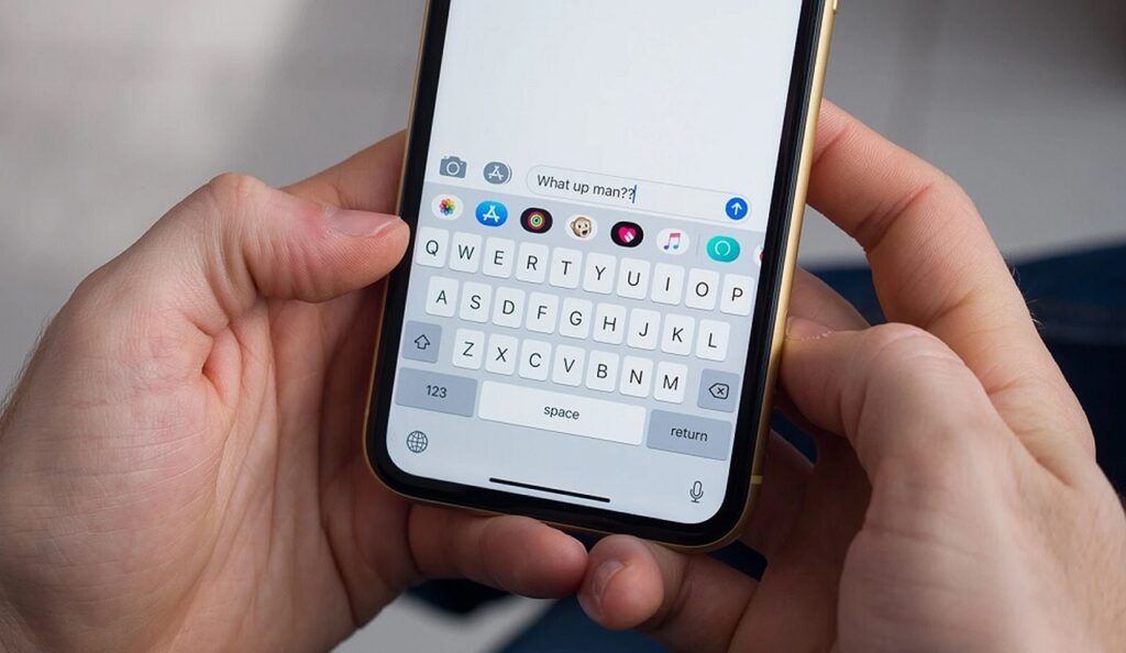 スマートフォンを操作する手元