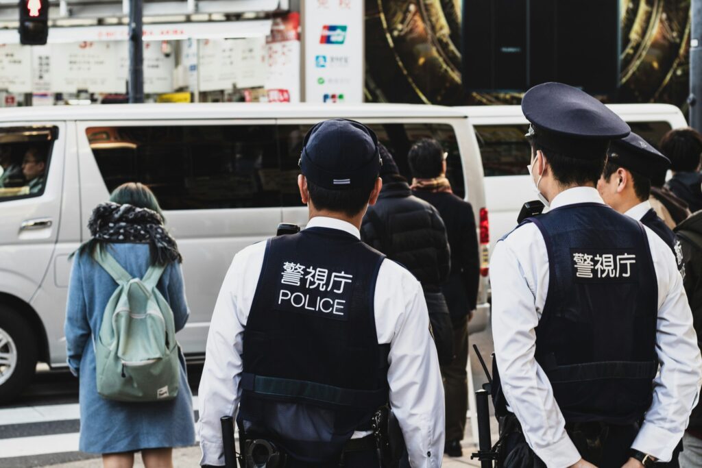 警察官が並んで歩く様子
